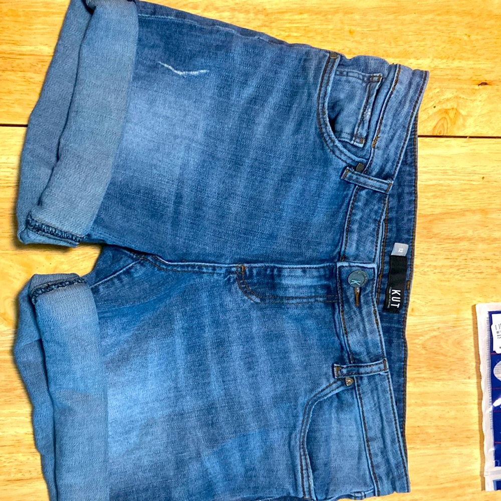 Lightly worn Kut from the Kloth Catherine jean shorts